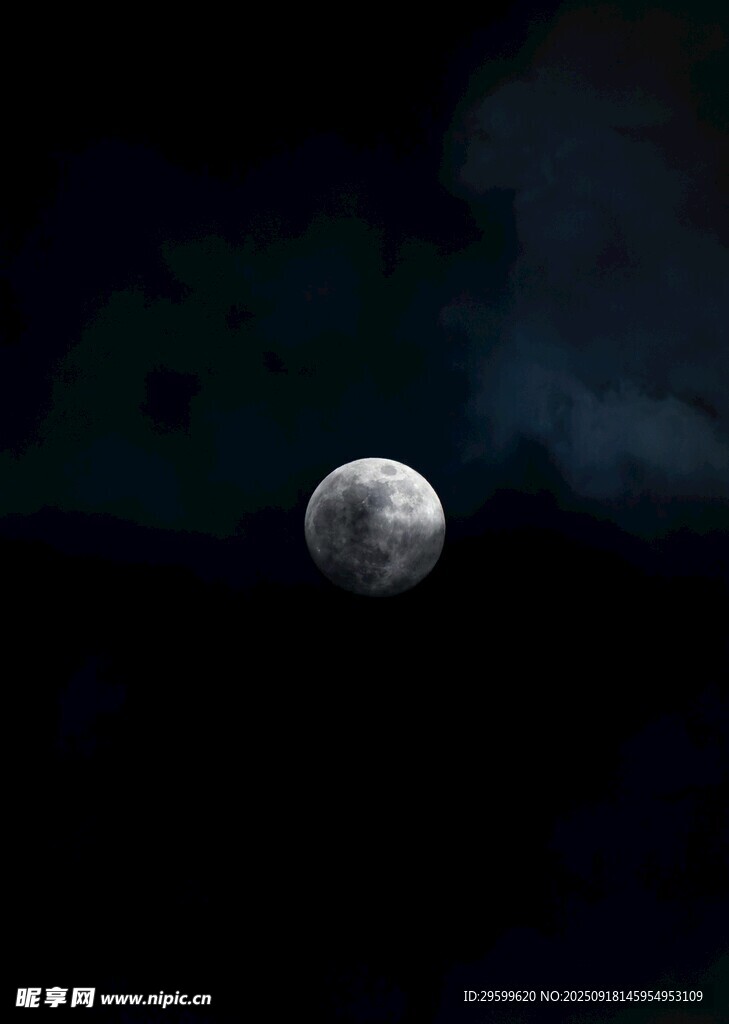 夜空中的皎洁明月