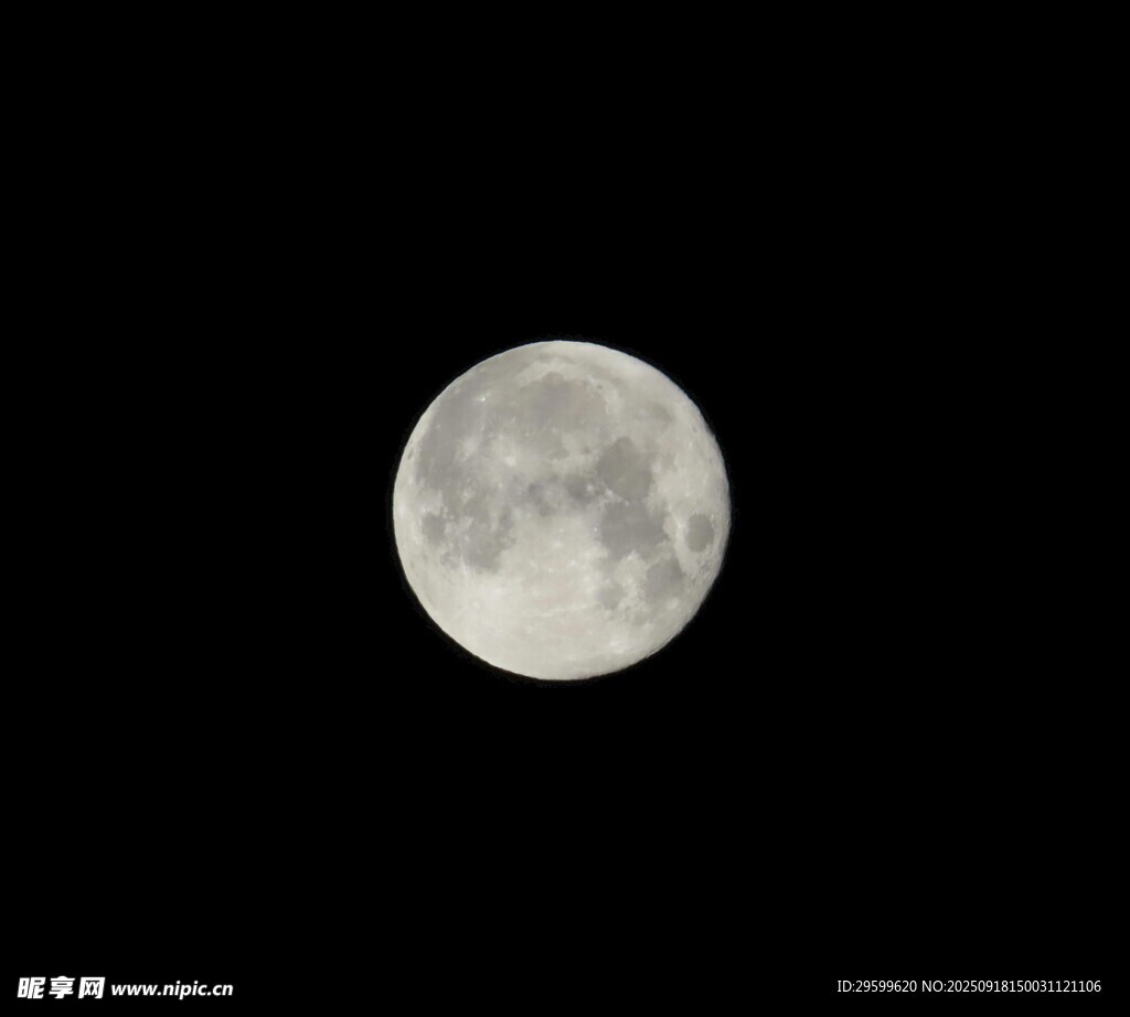 夜空中的明亮满月