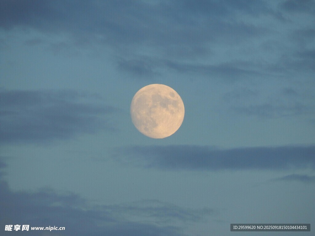 夜空中的明亮满月