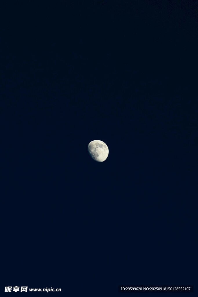 夜空中的弯弯月亮