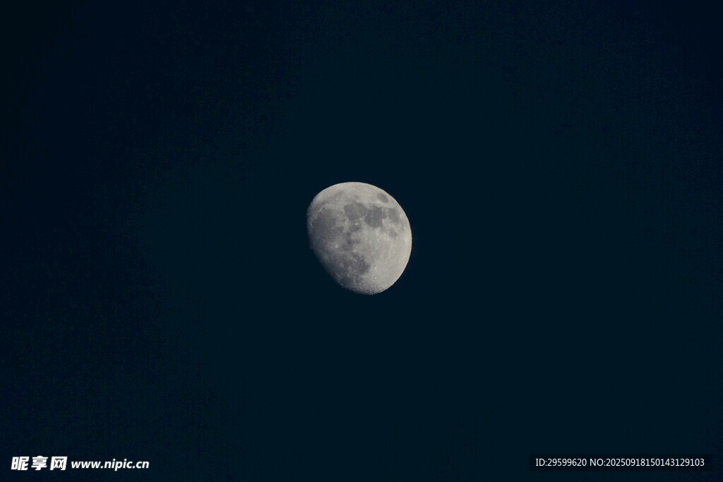 夜空中的皎洁明月
