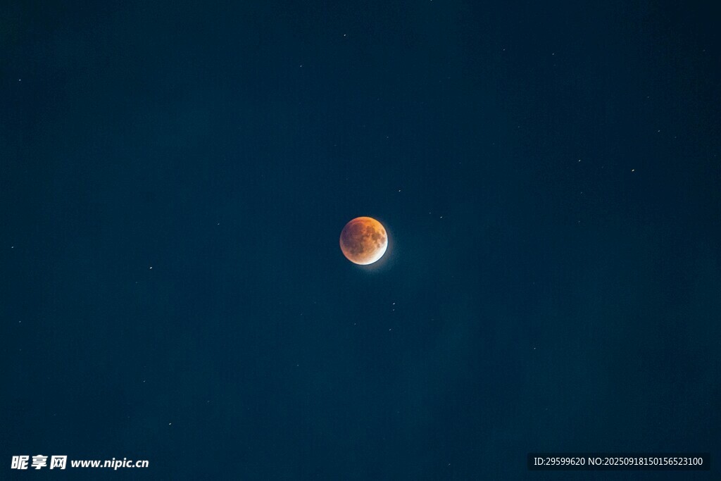 夜空中的红色月亮