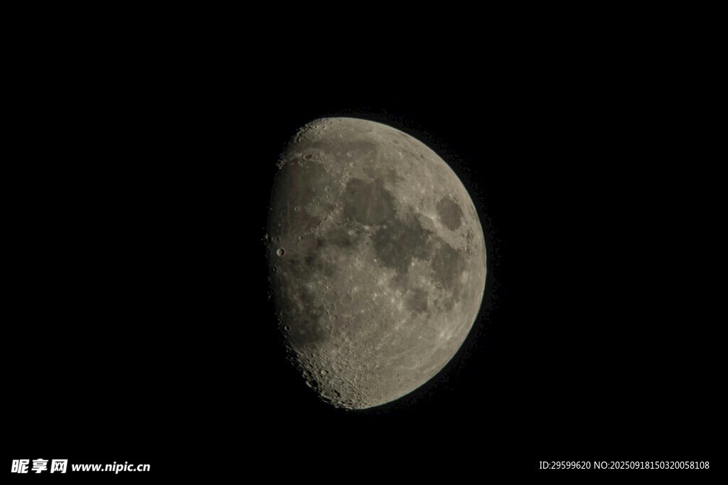 半月悬于夜空