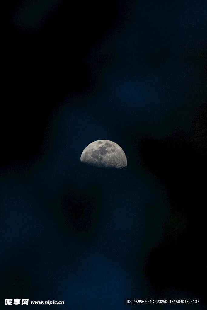 夜空中的朦胧月亮