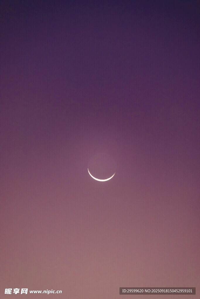 夜空中的弯弯新月