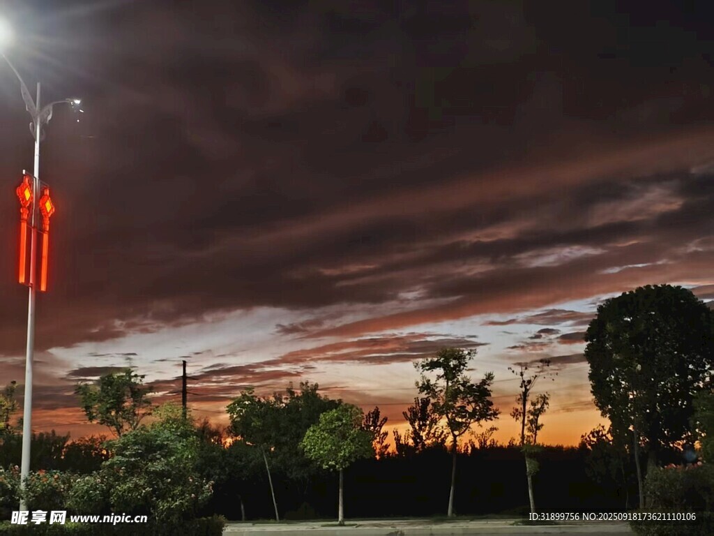 夕阳下的城市景观