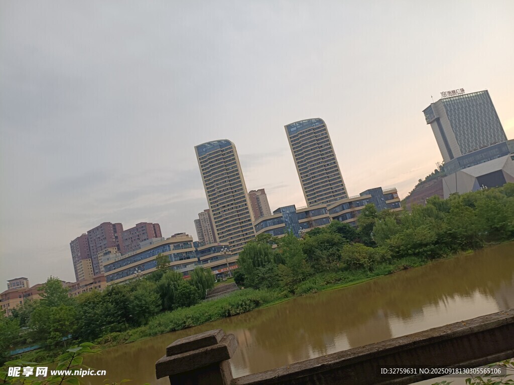 城市河畔高楼景观