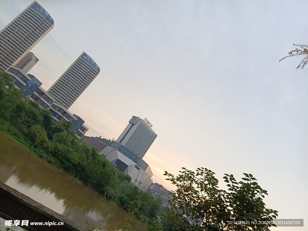 城市河畔风景