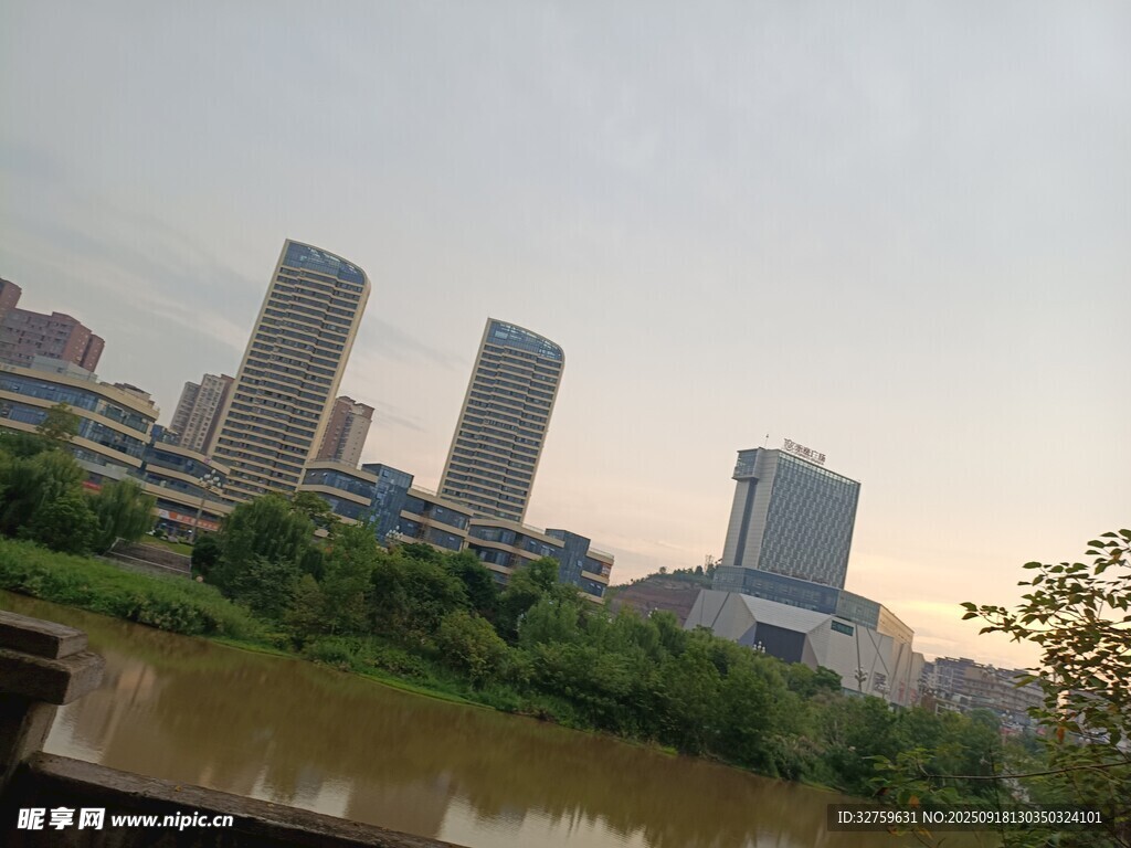 城市河畔风光