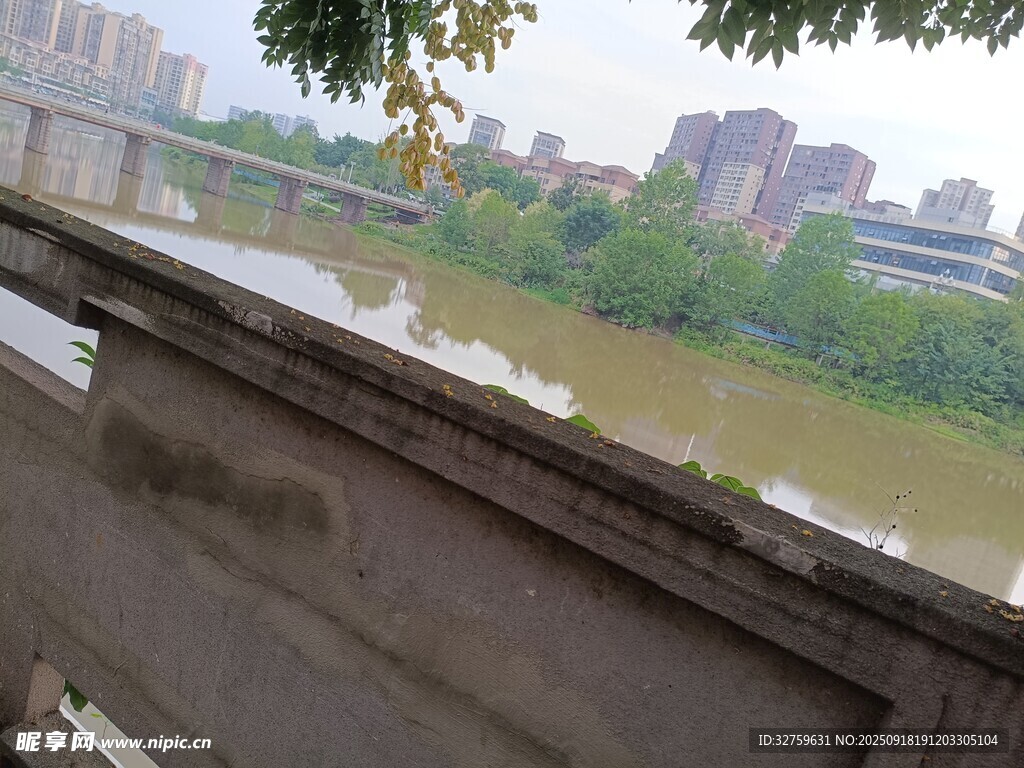 河畔城市景致
