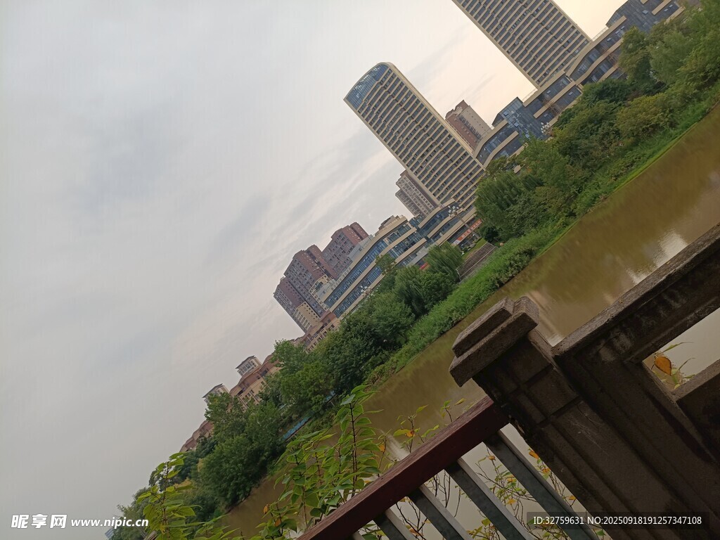 城市河畔风景