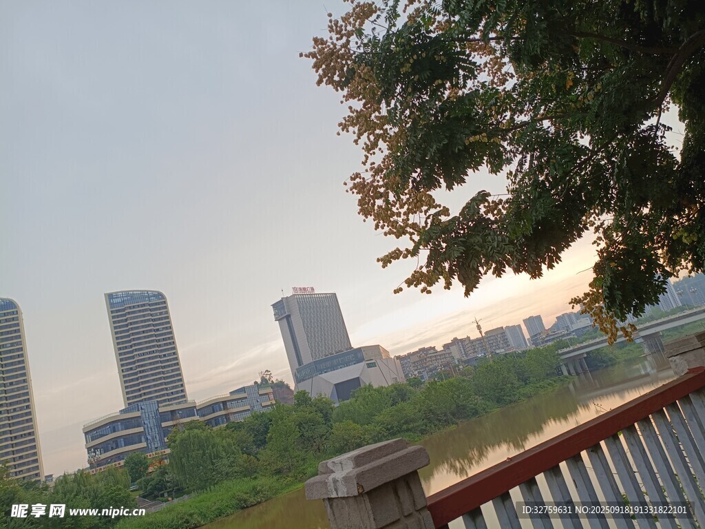 城市河畔风光