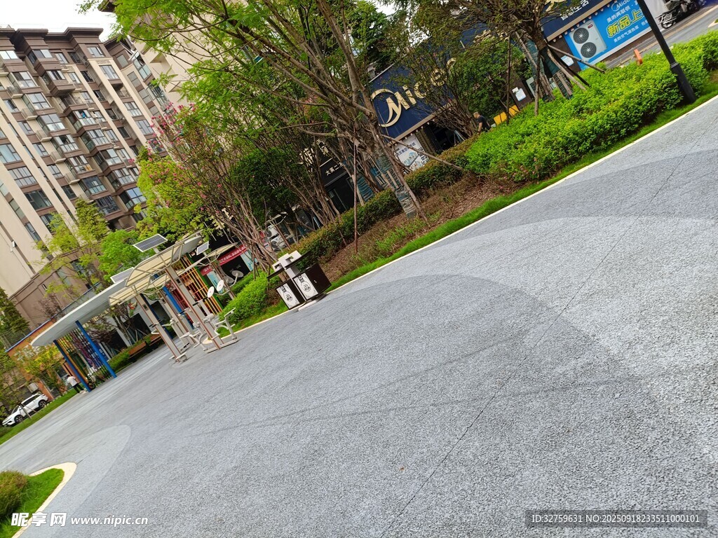 小区内的整洁道路与绿植