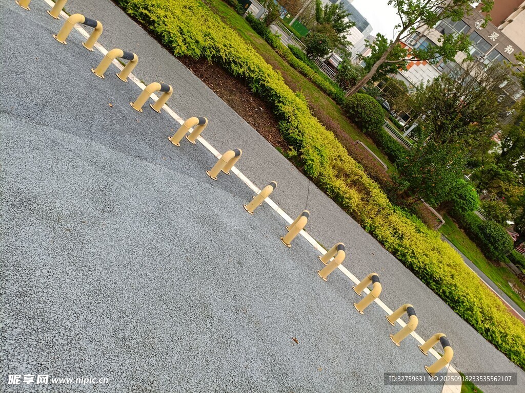 道路旁的金色护栏
