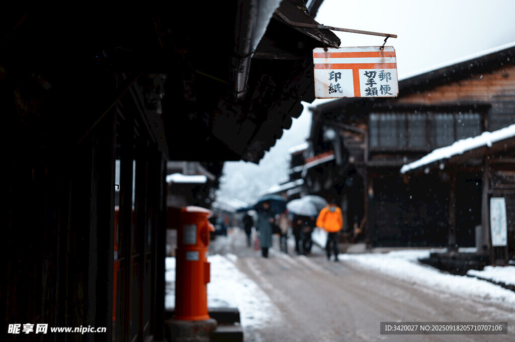 雪后古街行人漫步景象