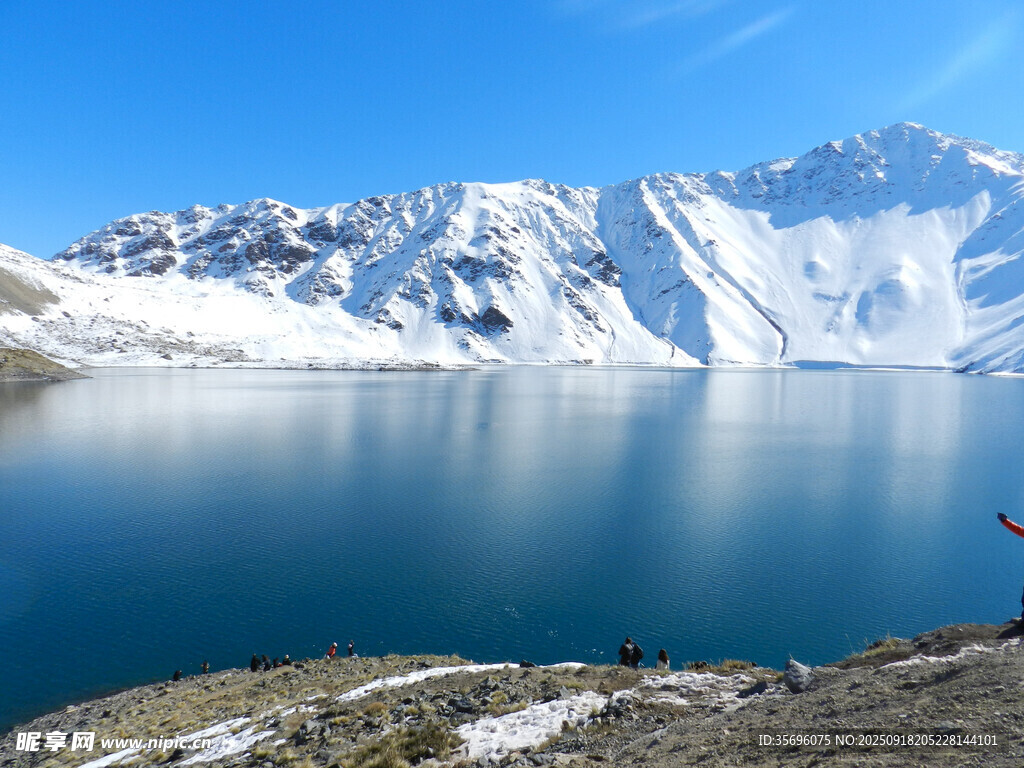 雪山下的静谧湖泊