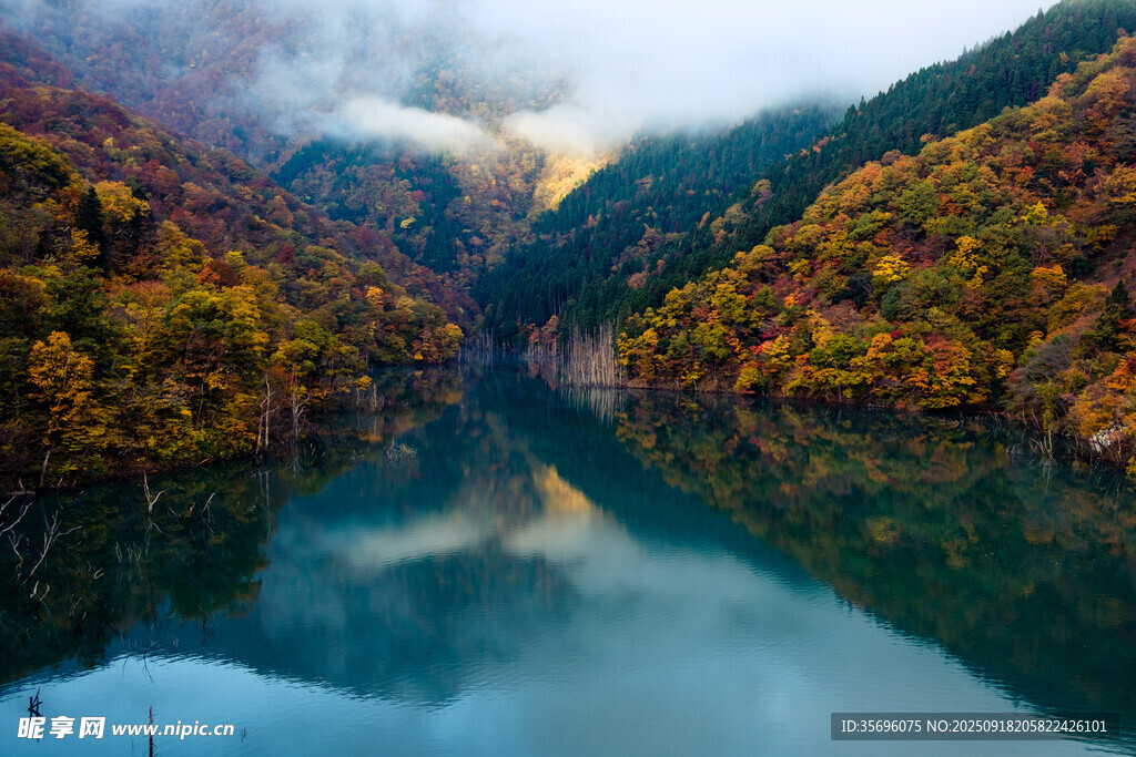 秋日山水湖景风光图