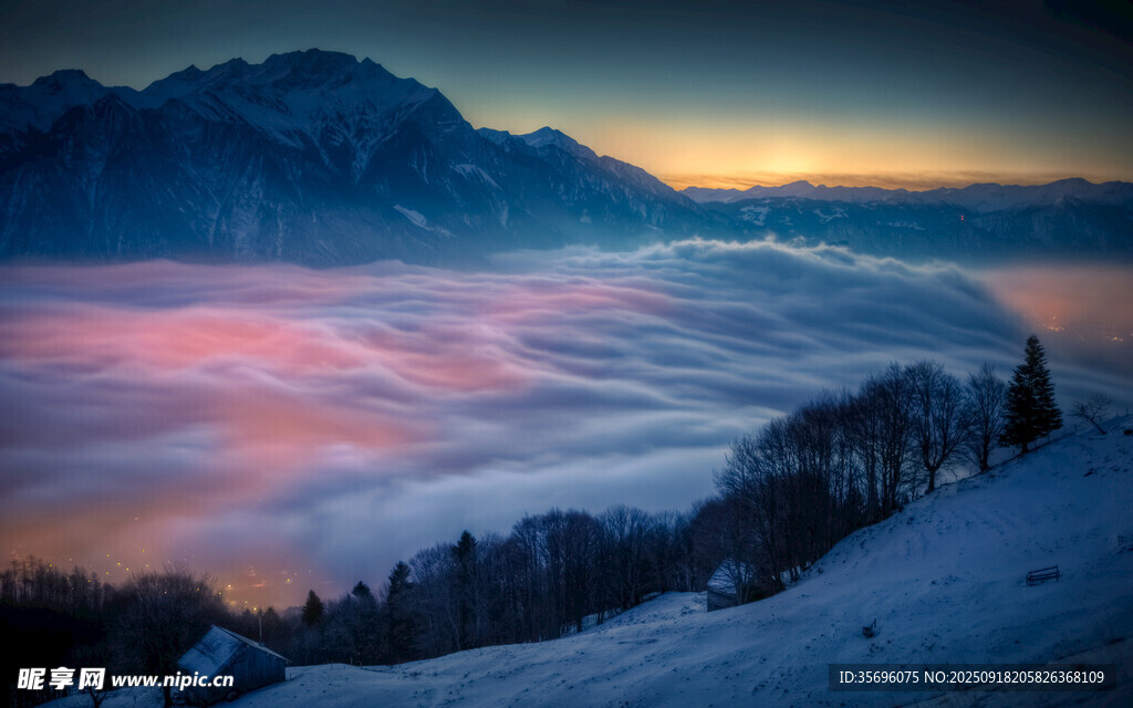 雪山云海间的壮丽日出