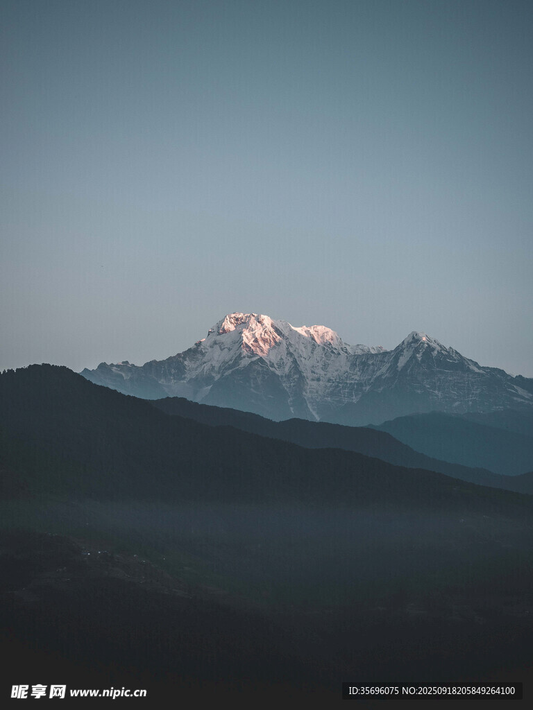 壮丽雪山晨曦美景