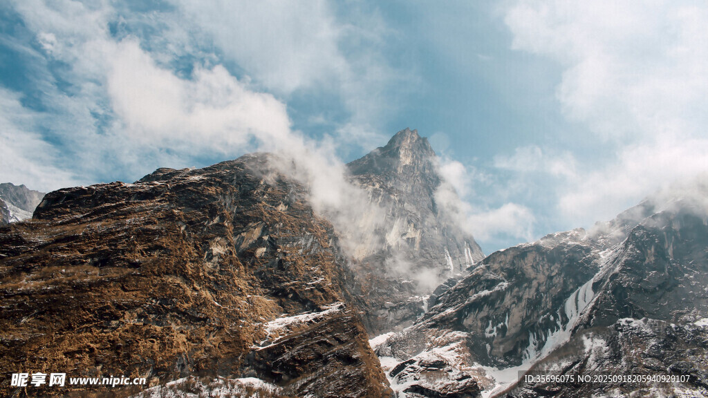 巍峨雪山壮丽景致