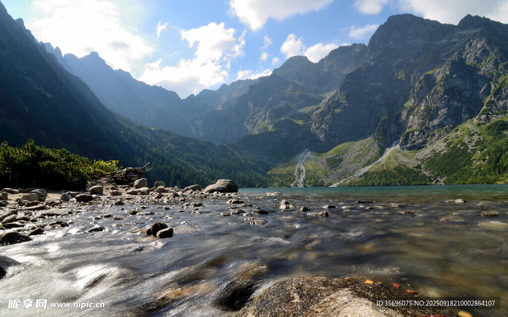 山间清澈溪流与巍峨山峦