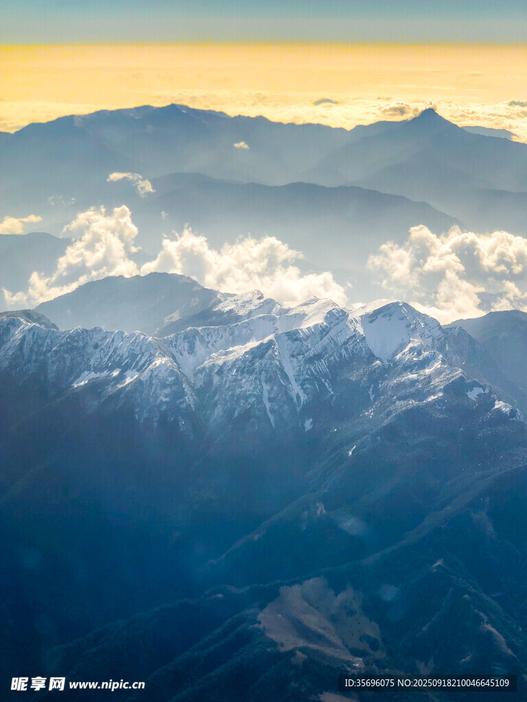 壮丽雪山云海景观