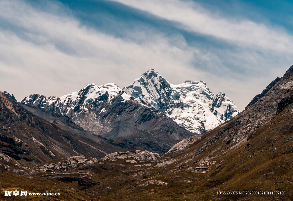 壮丽雪山下的山谷景观