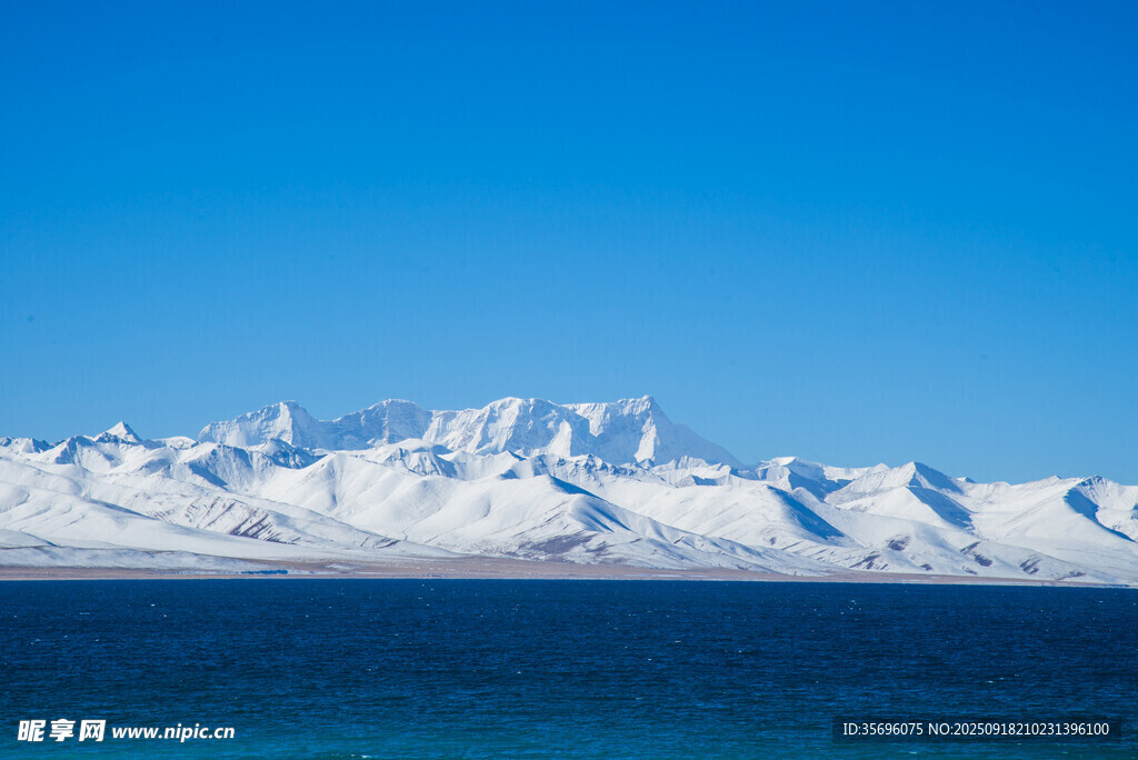 雪山映海的壮丽景致