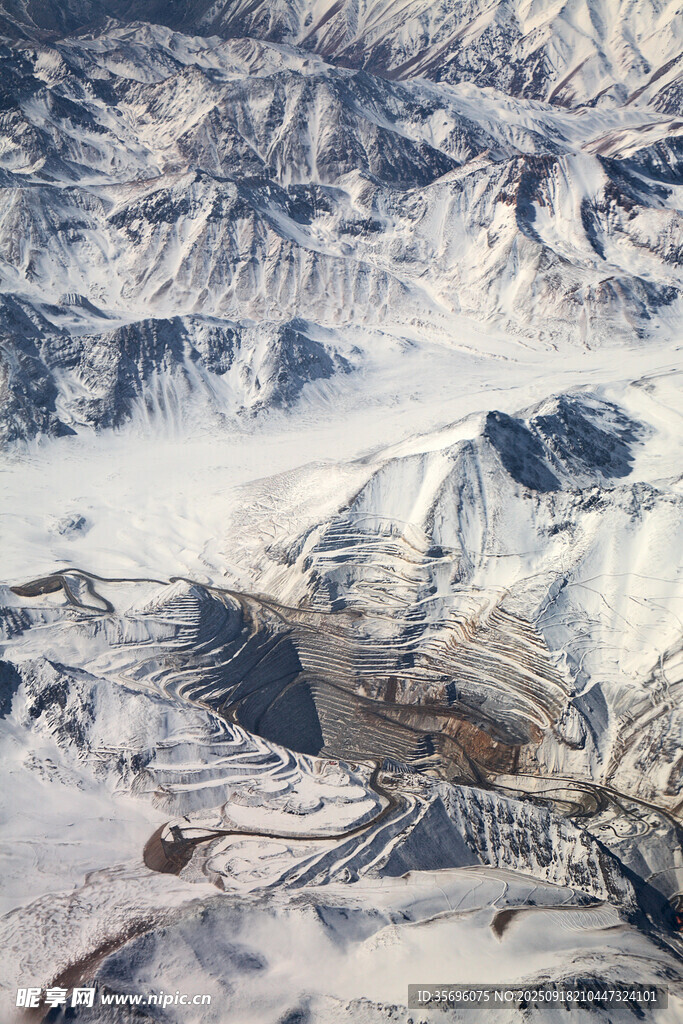 雪山壮丽景观空中俯瞰