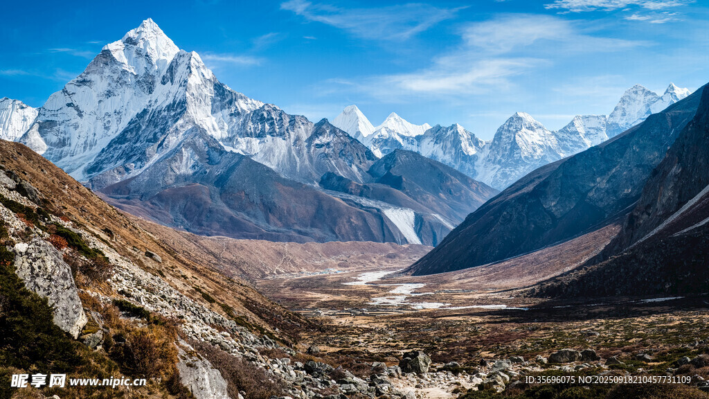壮丽雪山山谷景观