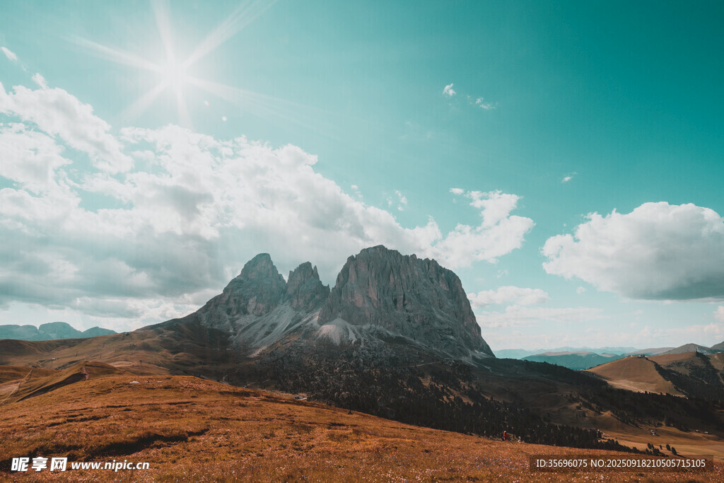 阳光下的壮丽山峰