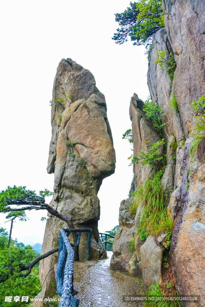 山间奇形岩石与行人小道