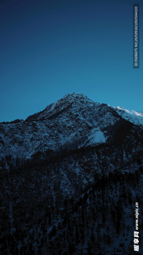 雪覆山峦夜景