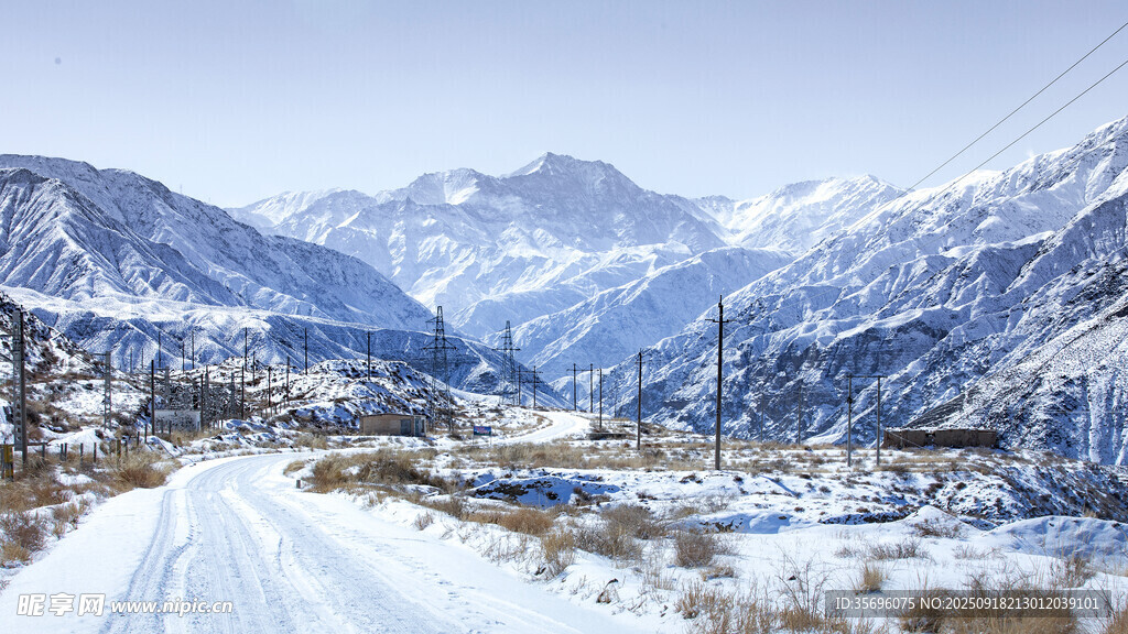 冬日雪山下的蜿蜒雪路