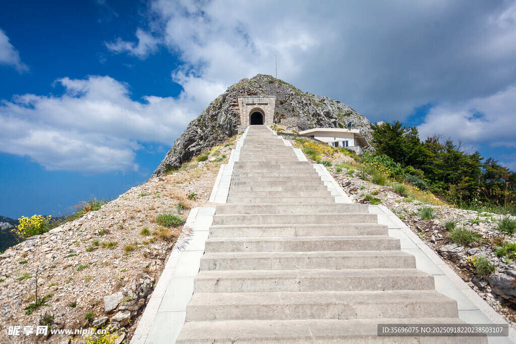 山间石阶通向远方建筑