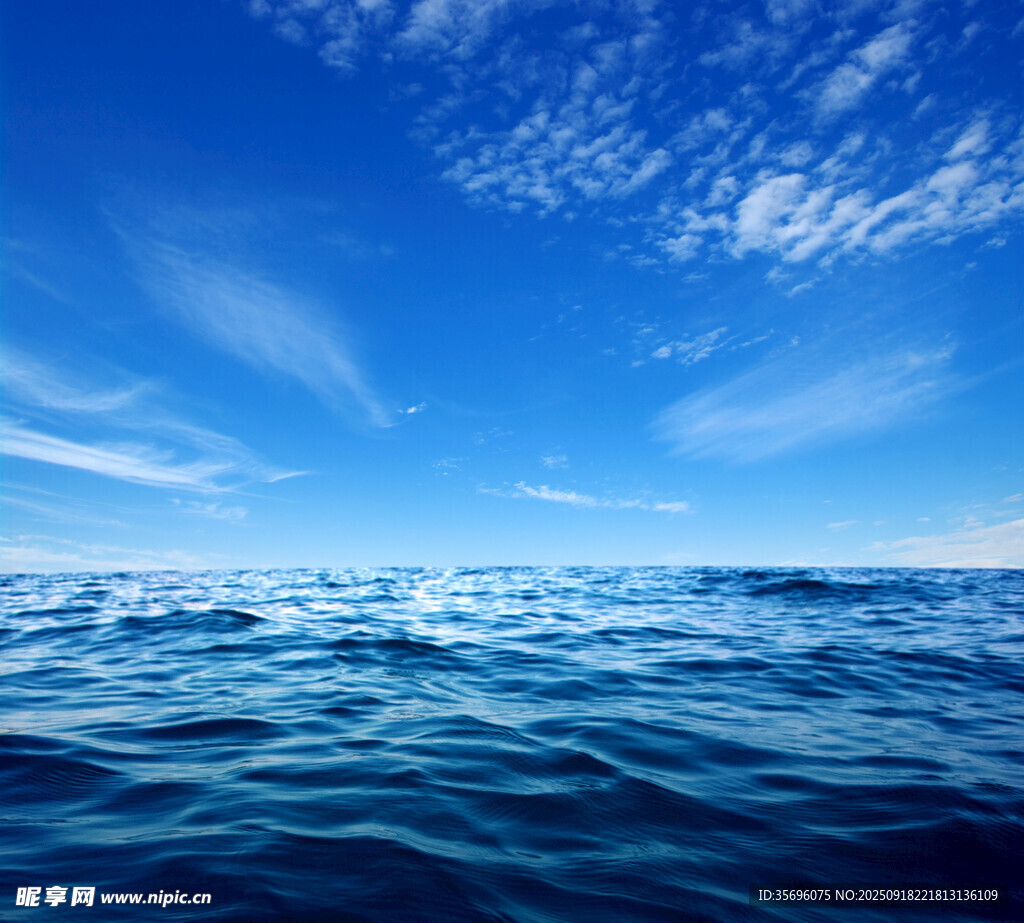 广阔蔚蓝大海与晴空