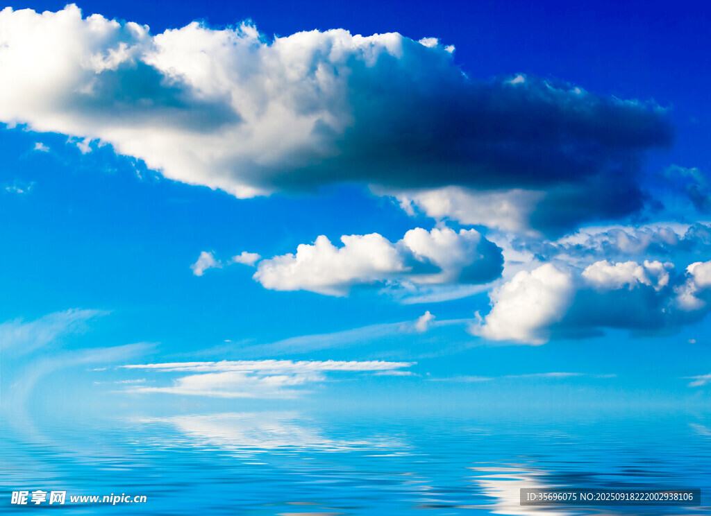 蓝天碧海间的白云美景
