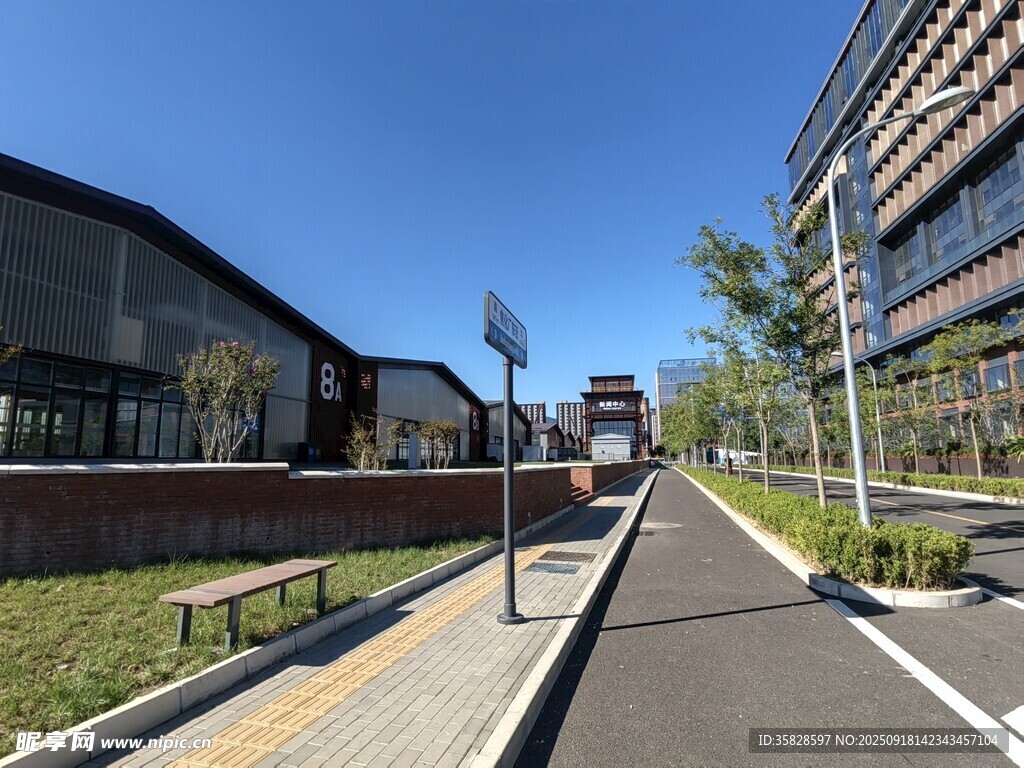 首钢园服贸城市中的宁静自行车道