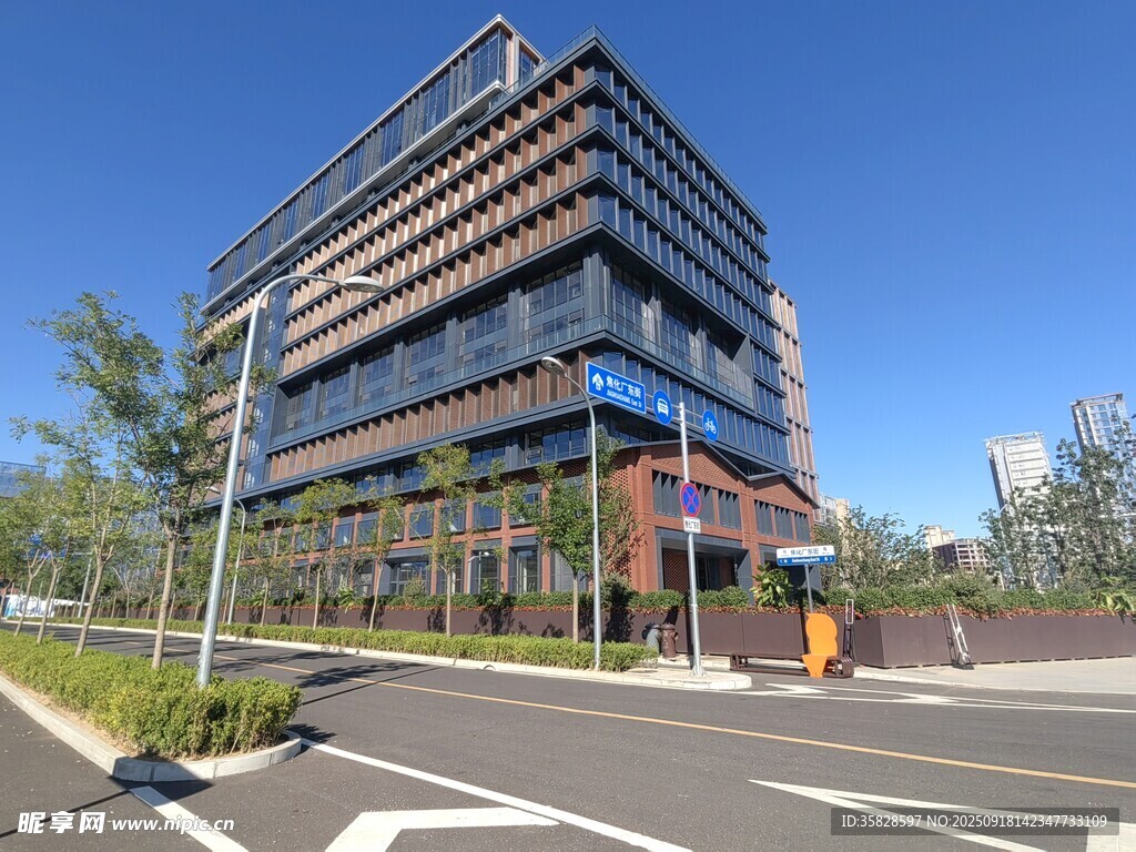 首钢园服贸现代风格办公大楼外观