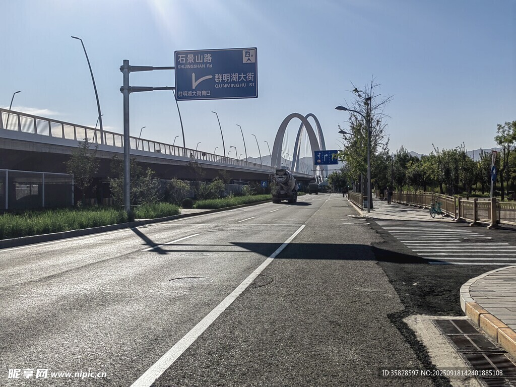 首钢园城市道路与远处桥梁景观