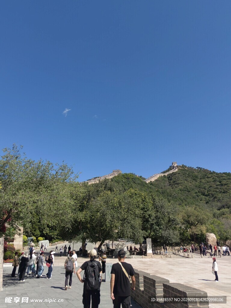 八达岭长城游客漫步长城景区