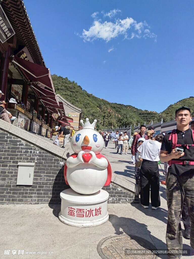 景区游客与特色雕塑场景