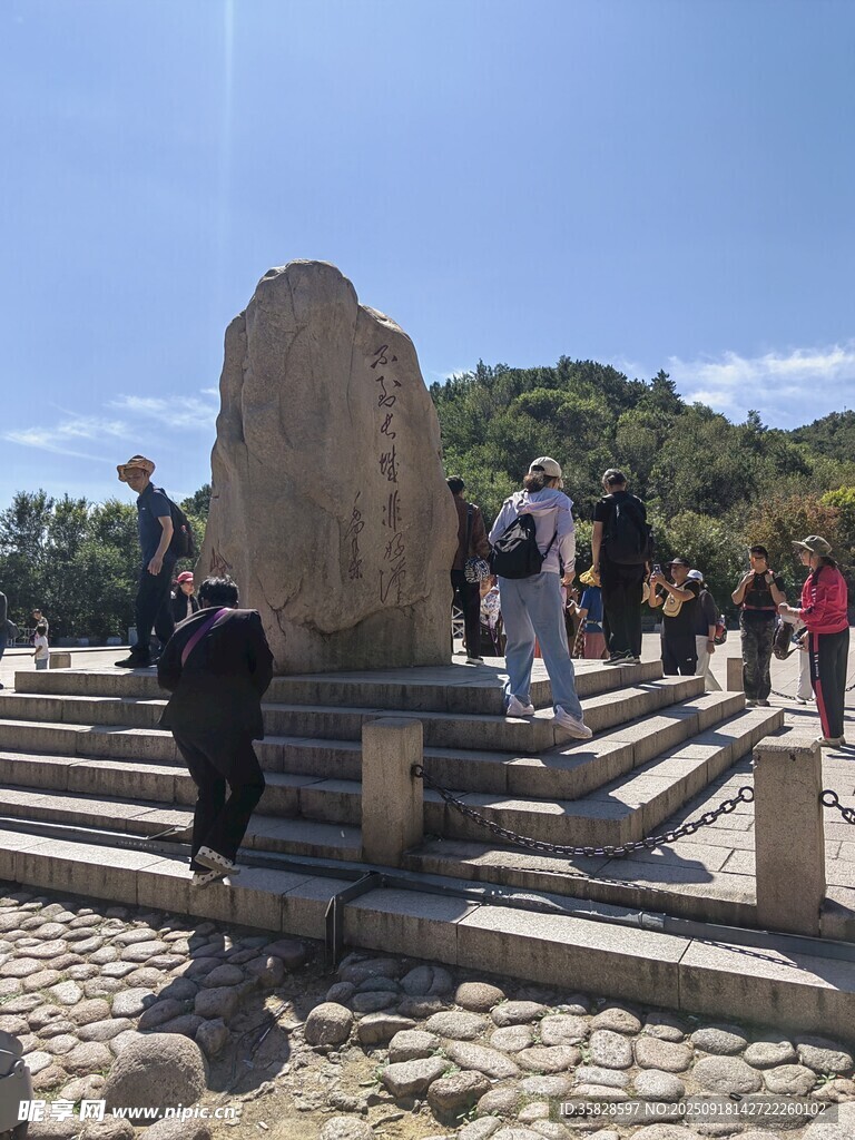 八达岭游客参观户外大型石碑景观