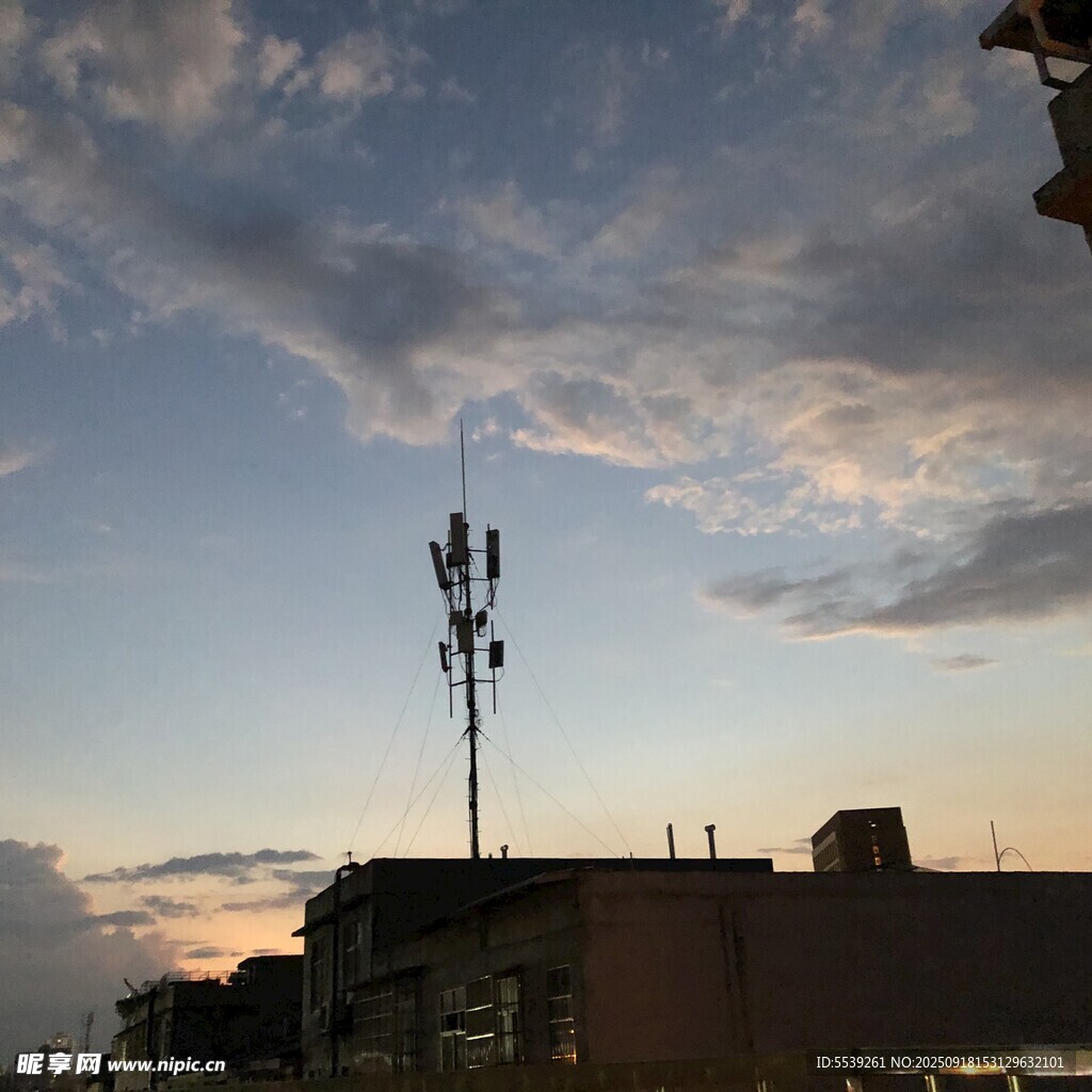 黄昏下的通信基站