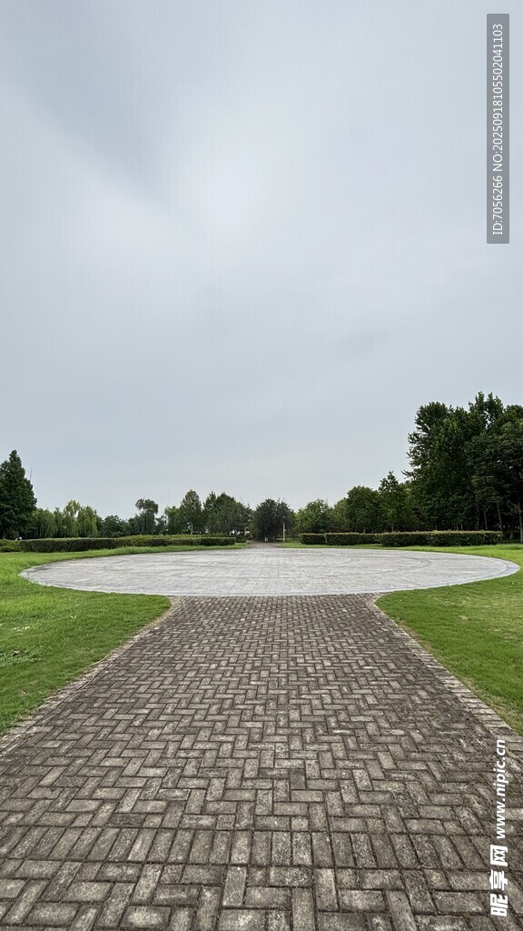 石砌步道与开阔绿地景观
