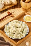 美味饺子摆放在木盘上