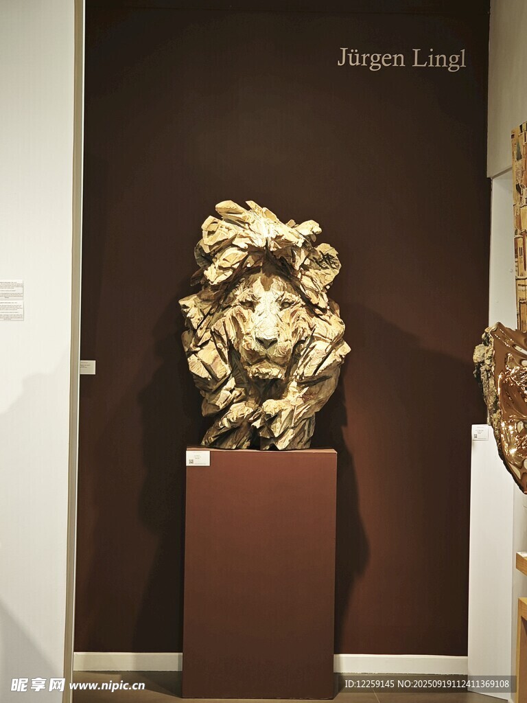 展厅中的金色雕塑作品