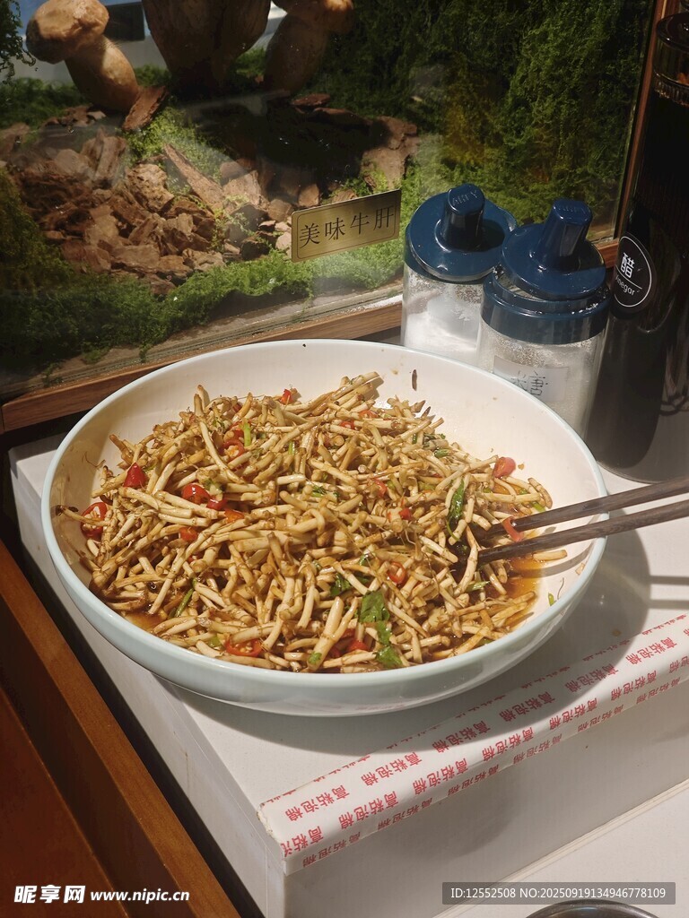 美味炒面摆于桌前