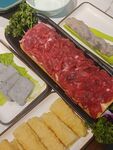 新鲜火锅食材拼盘展示