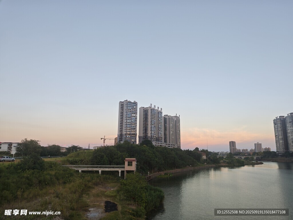 河畔高楼